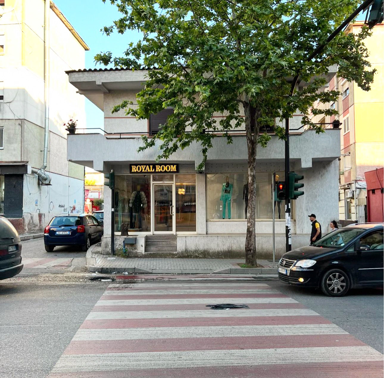 Ambient Biznesi per qira buze rruge tek Kryqezimi i Oxhakut.