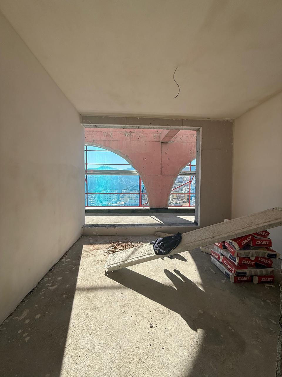 Thumbnail: Apartament 2+1 per shitje tek White Tower tek Komuna e Parisit.