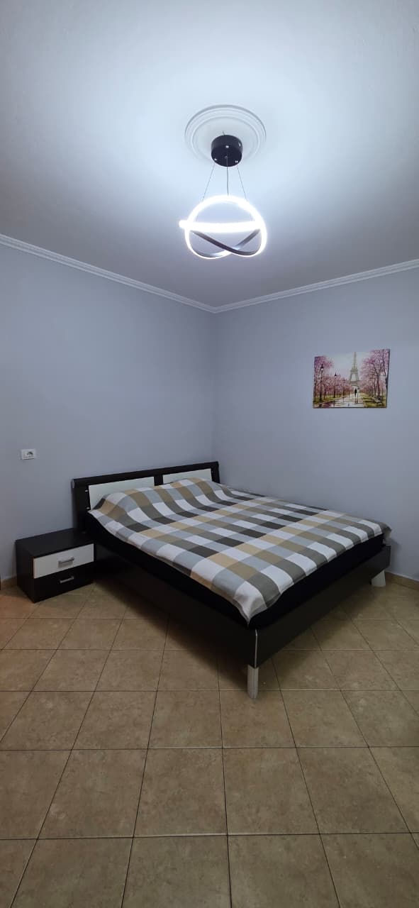 Thumbnail: Apartament 2+1 per qira tek Komuna e Parisit.