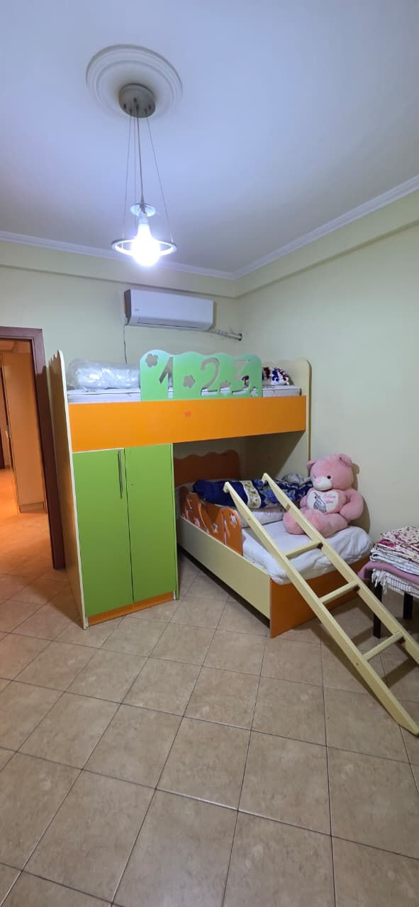 Thumbnail: Apartament 2+1 per qira tek Komuna e Parisit.