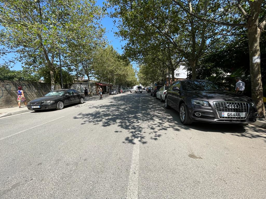 Ambient biznesi Lokal/Piceri ofrohet per qira tek 5-Maji