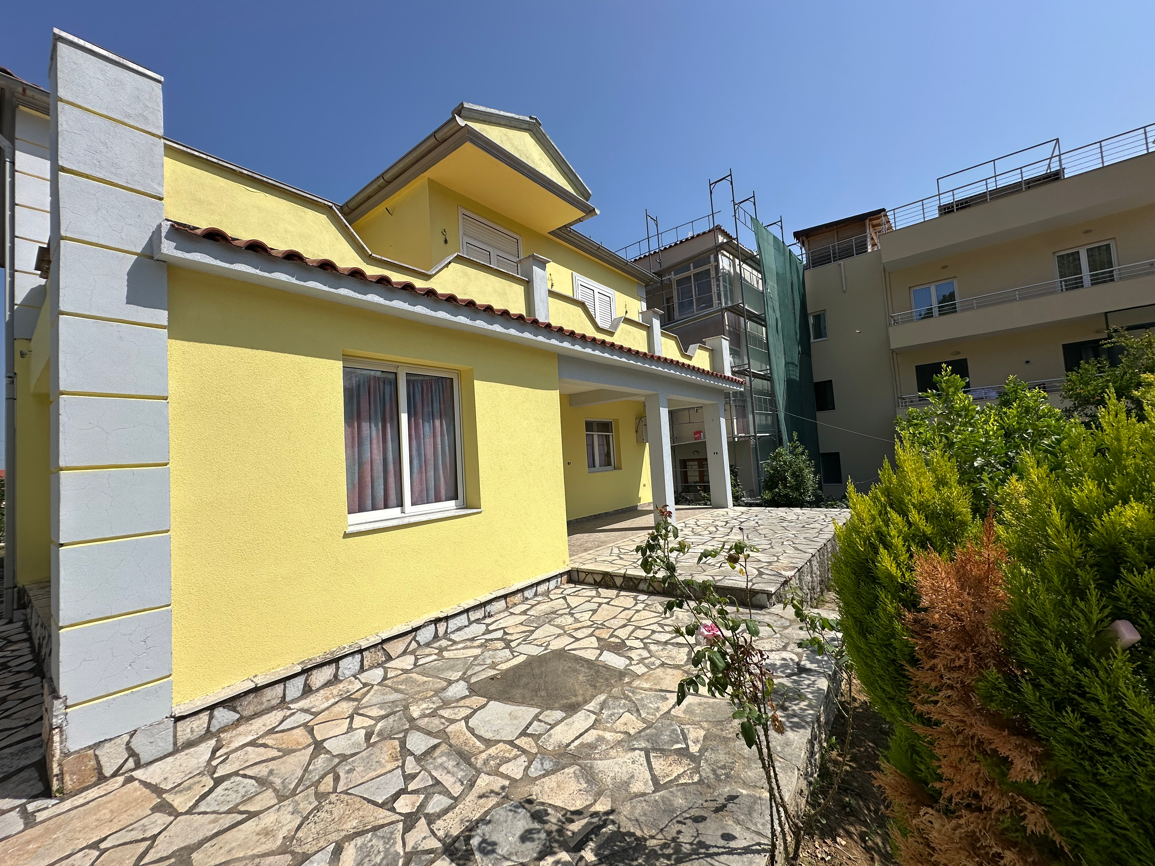 Vile 2-kateshe per shitje ne Selite.