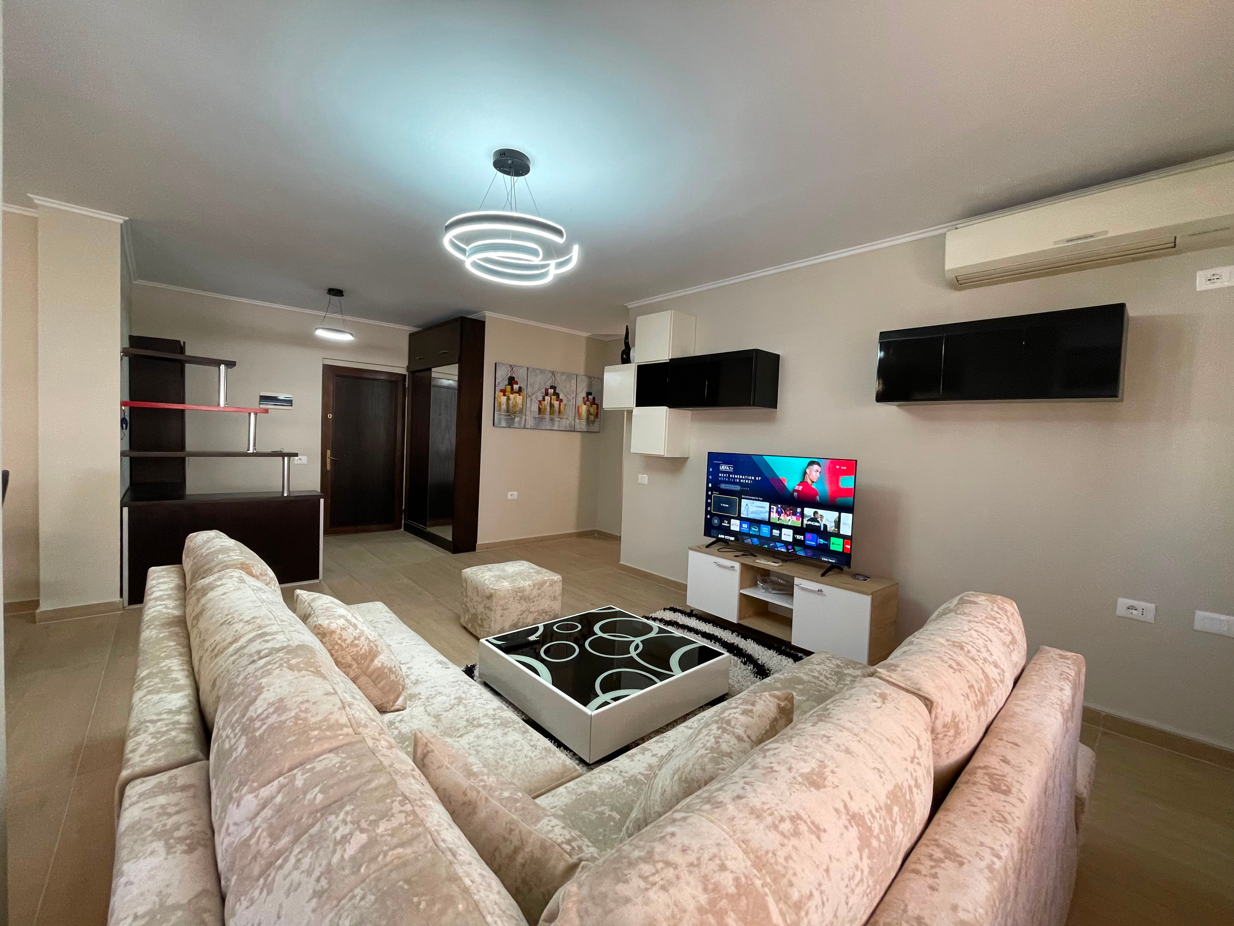 Apartament 2+1 per qira tek Komuna e Parisit.