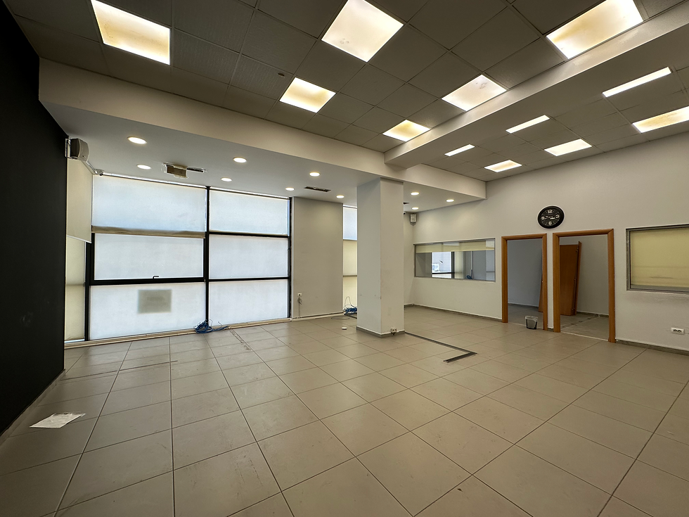 Ambient Biznesi per Qira tek Kristal Center/ Komuna e Parisit.