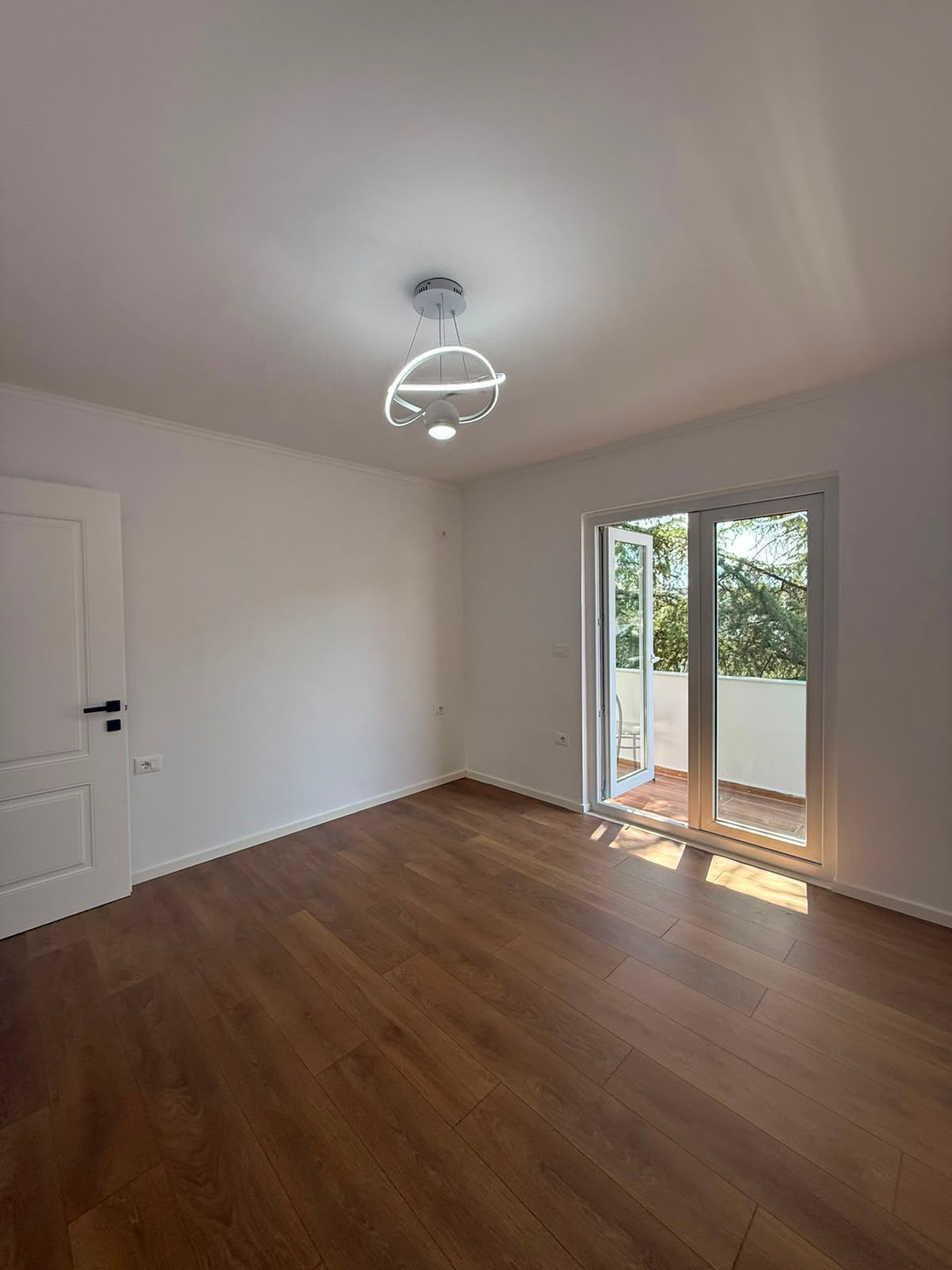 Apartament 1+1 per shitje ne Xhamllik.
