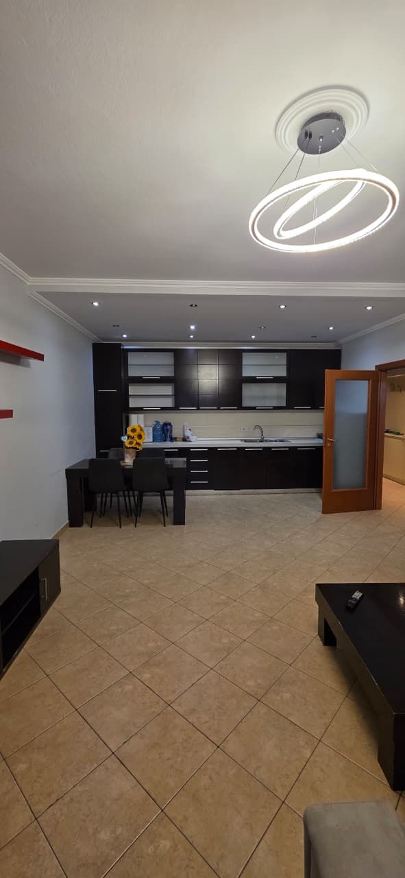 Thumbnail: Apartament 2+1 per qira tek Komuna e Parisit.