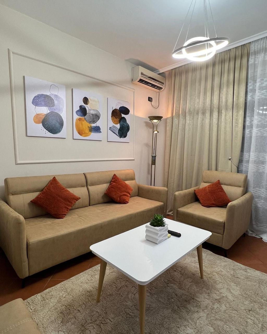 Apartament 2+1 per qira ne Bllok tek Petro Nini.