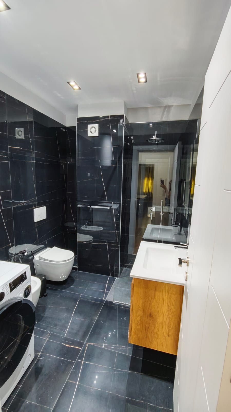 Thumbnail: Apartament 2+1 per qira tek Komuna e Parisit.