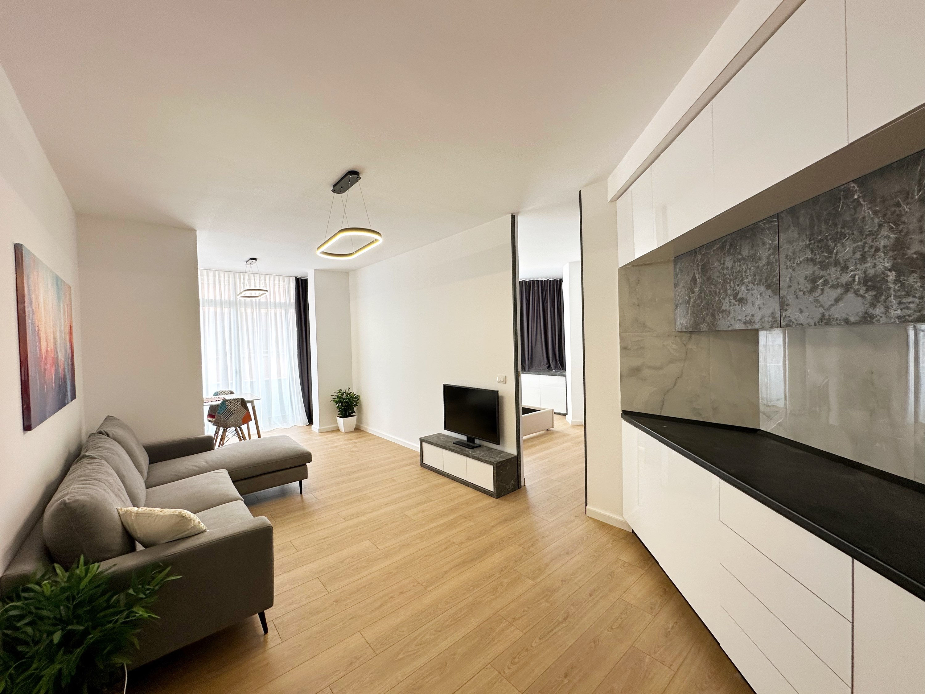Apartament 1+1 per shitje prane Kristal Center tek Komuna e Parisit.