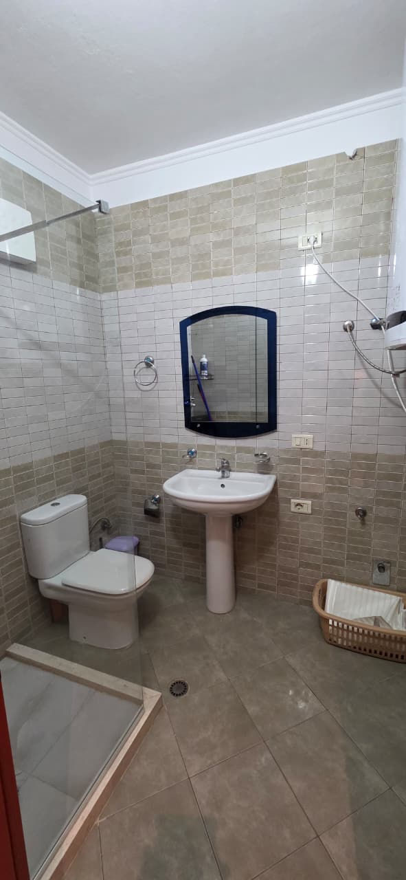 Thumbnail: Apartament 2+1 per qira tek Komuna e Parisit.