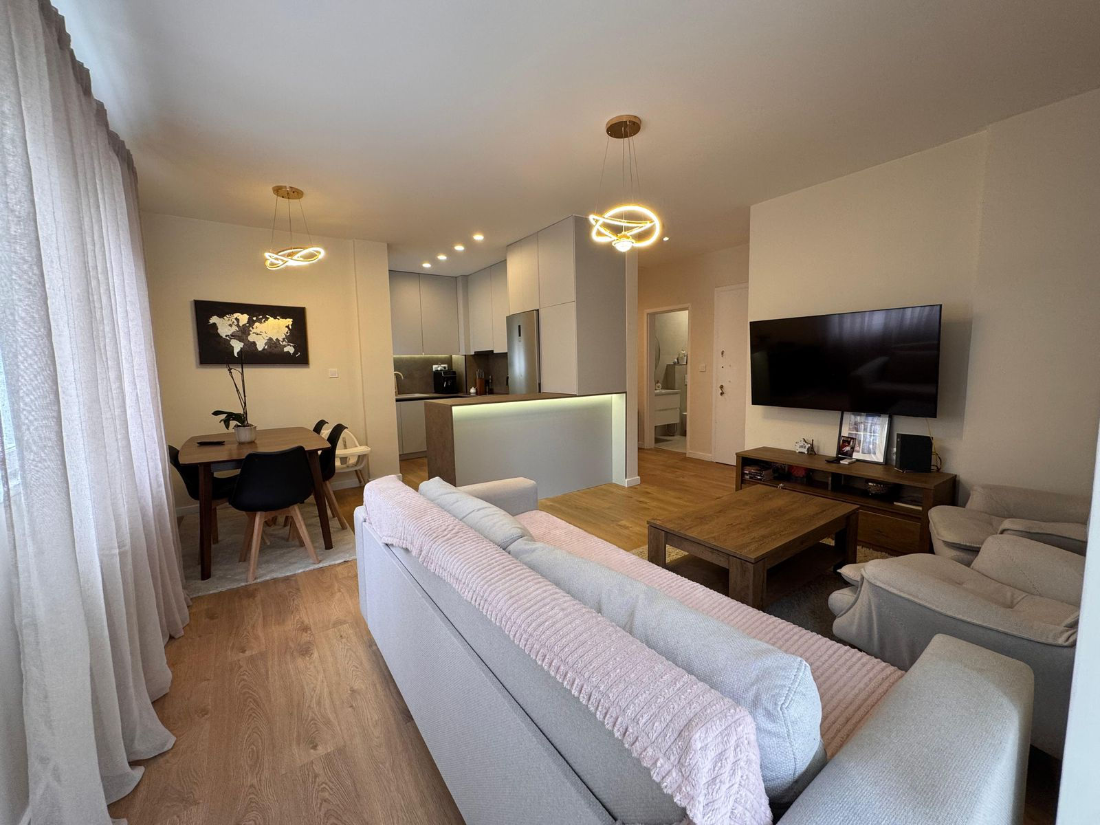 Apartament 2+1 per shitje tek Radissoni tek Liqeni i Thate.