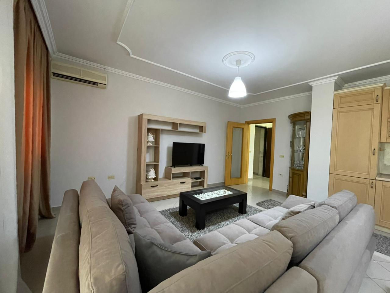 Apartament 2+1 per qira tek Komuna e Parisit.