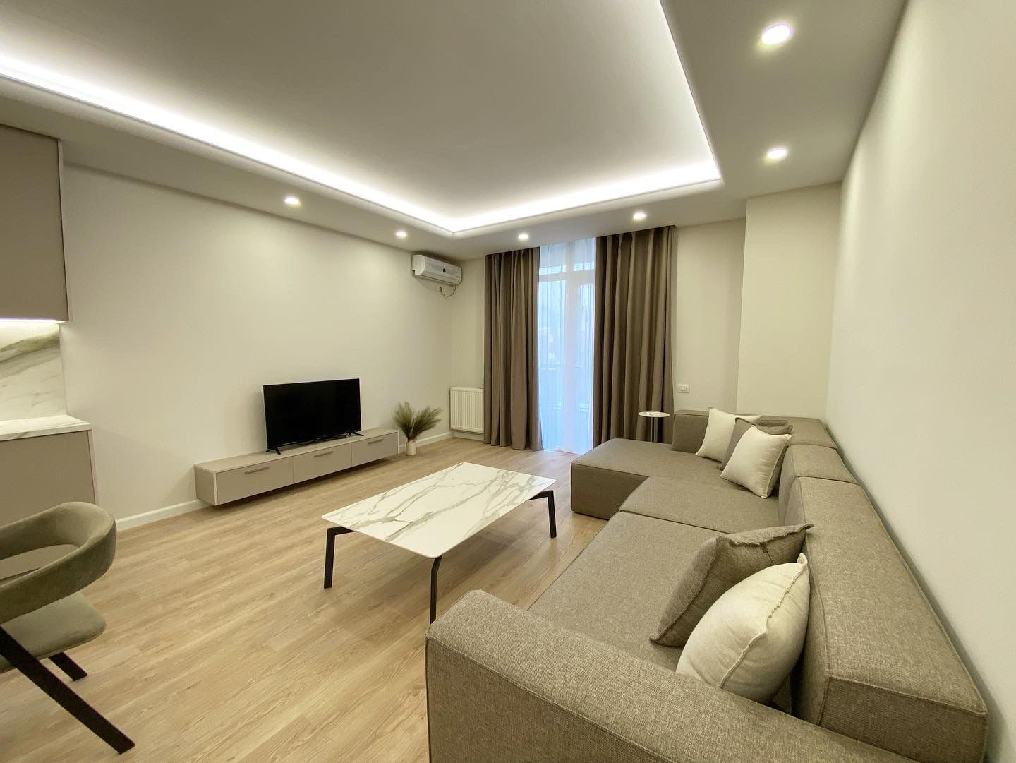 Apartament 3+1 per qira tek Komuna e Parisit.
