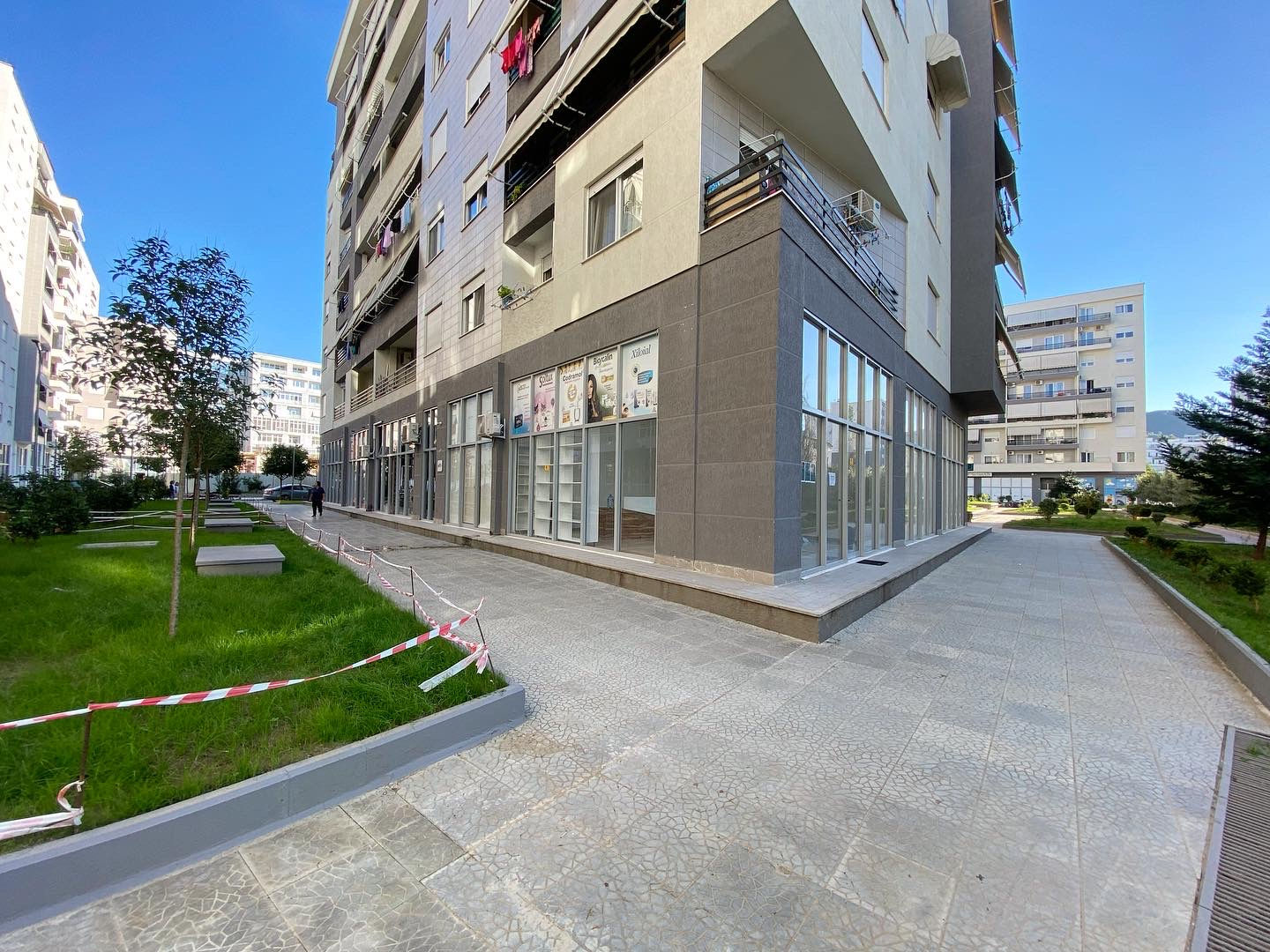 Ambient Biznesi per qira prane Kika 2 tek Komuna e Parisit.