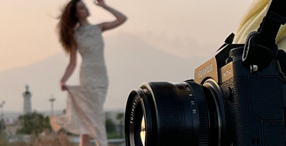 Fotomodell präsentiert weißes Kleid