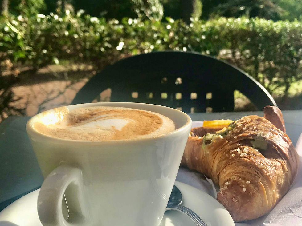 Frühstück im Park mit Capucchino und Cornetto Sizilien