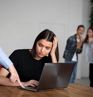 Imagen de persona siendo acosada en el trabajo