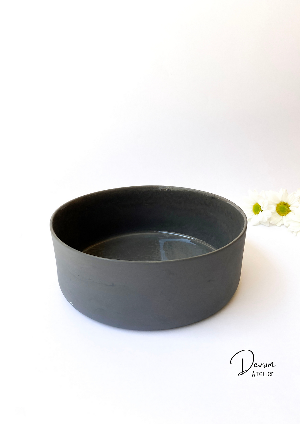 Porselen çamuruyla üretilmiştir.Bulaşık makinasında yıkanmaya uygundur. Mikrodalgada fırınlarda kullanılma uygundur.