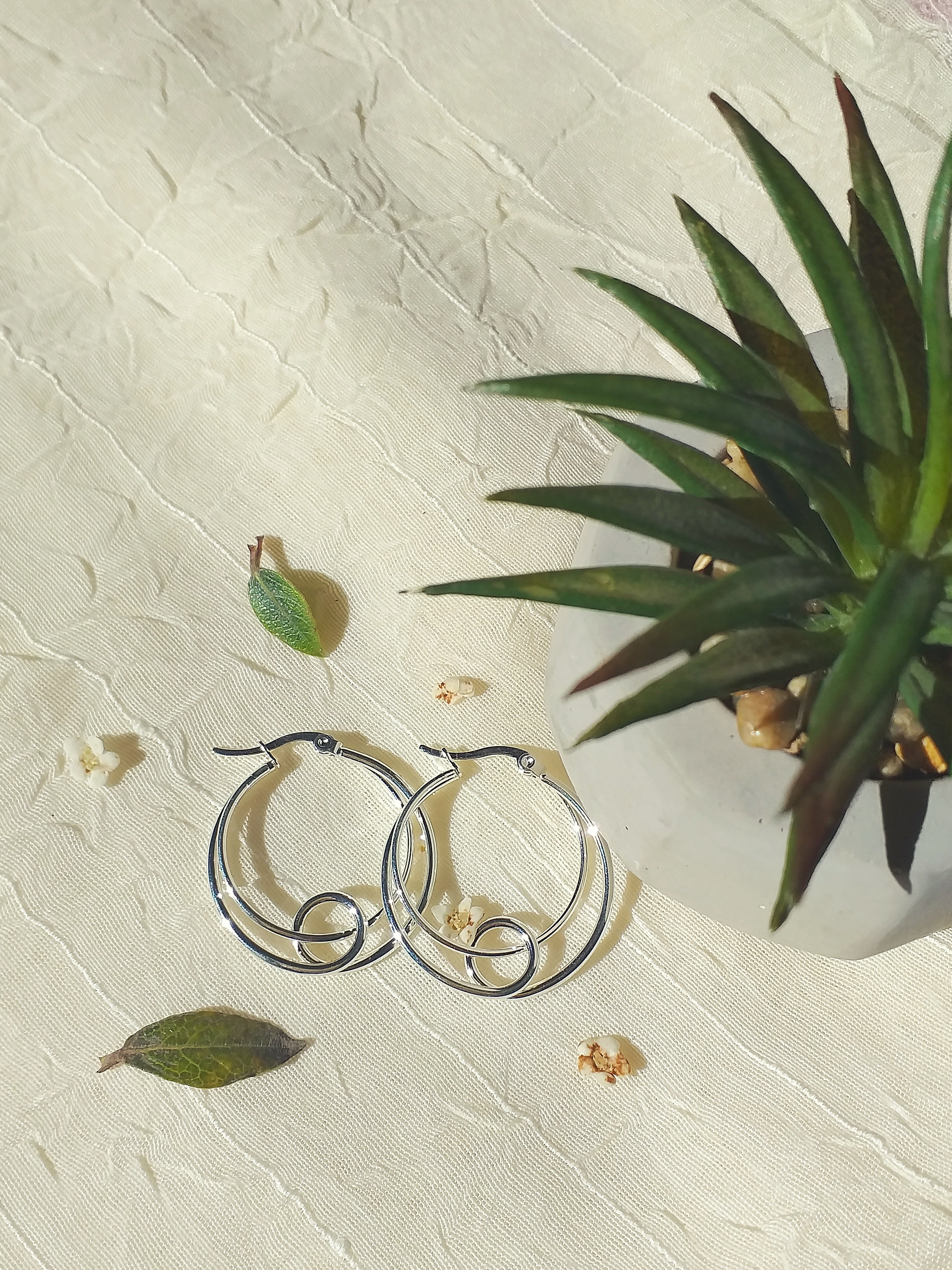 Argollas de acero blanco enlazadas