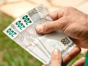 Salário mínimo 2025: veja qual é a previsão de reajuste