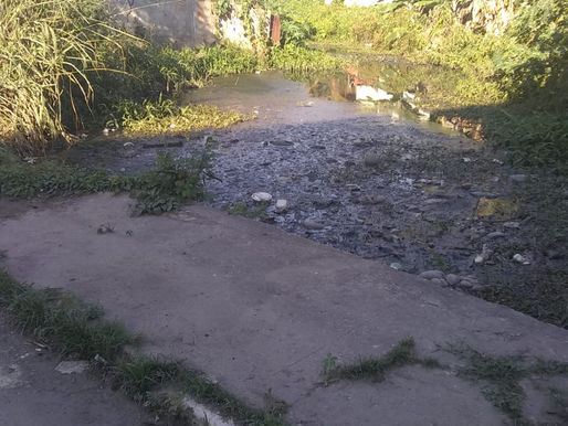 Valão cheio de lixo