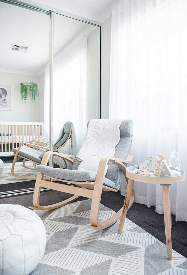 Cadeira de balanço na decoração quarto bebê