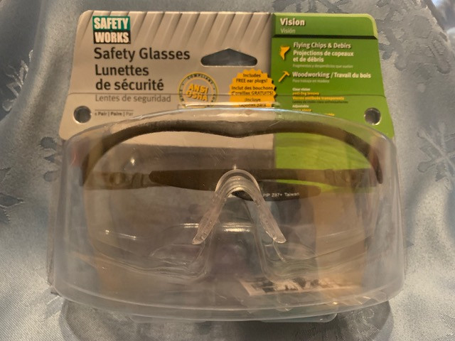 photo of safety glasses in packaging