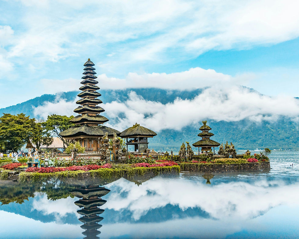 Bali'nin Bedugul bölgesinde, Bratan Gölü kıyısında yer alan Pura Ulun Danu Bratan tapınağı görseli.