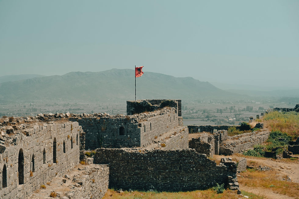 Arnavutluk'un İşkodra şehrinde yer alan Rozafa Kalesi görseli.