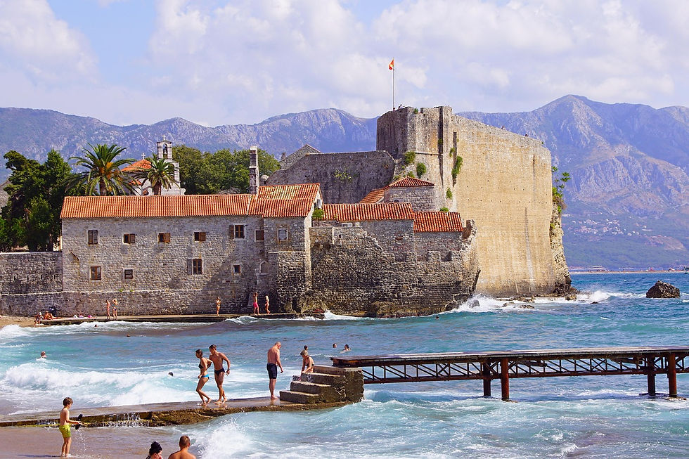 Budva Rivierası'nın pırıl pırıl sularında denize giren tatilciler, Adriyatik'in keyfini çıkarıyor.