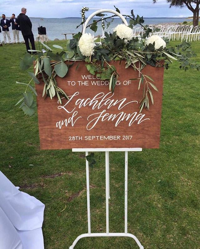 L + J's wedding day 🌿 Honey brown timber, white florals & greenery.