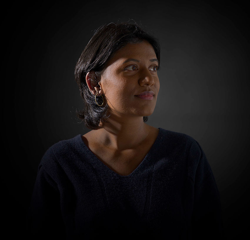 Portrait einer Frau vor dunklem Hintergrund