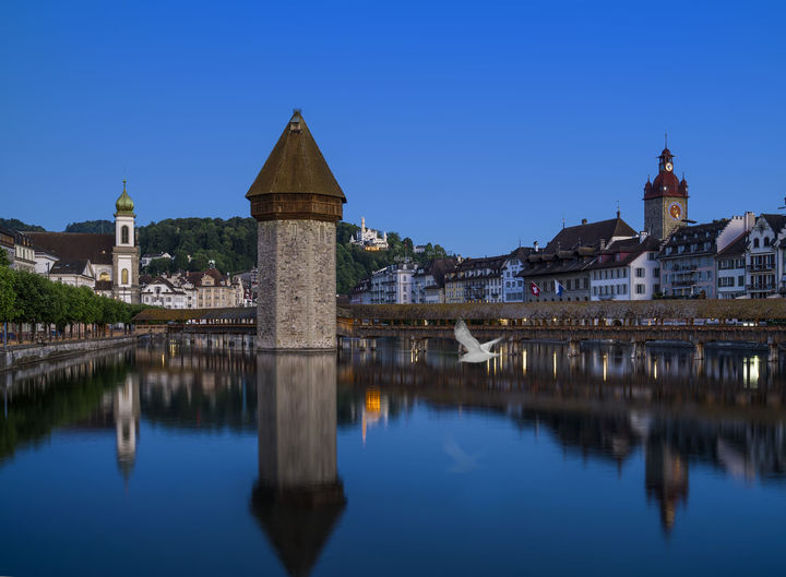 Kapellbrücke in Luzern und Spiegelungen auf der Reuss am Abend
