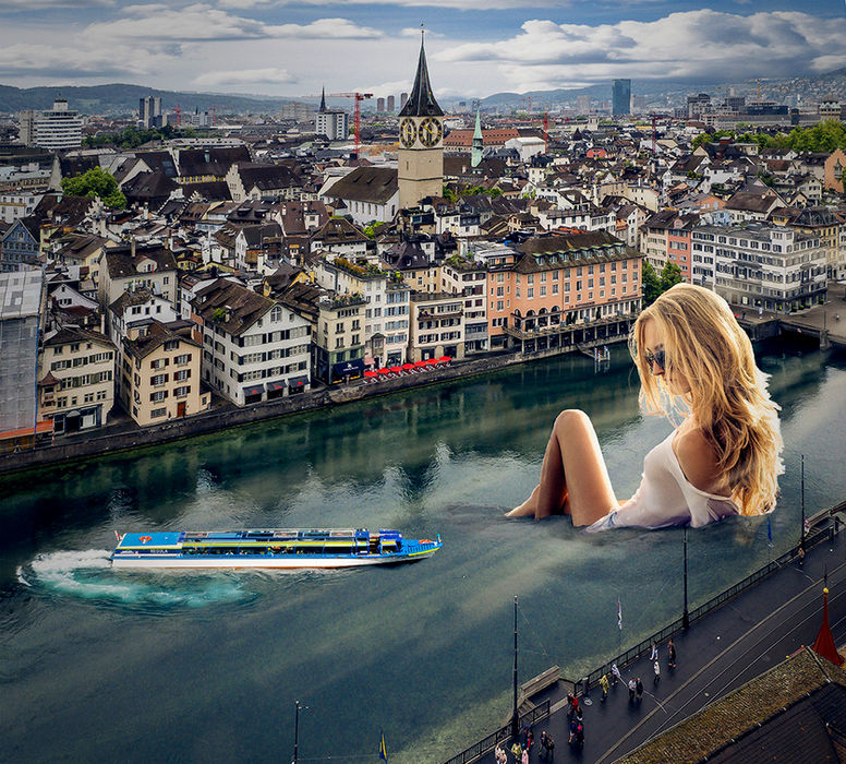 Fotocomposing mit einer übergrossen Frau und einem Schiff in der Limmat vor der Zürcher Altstadt