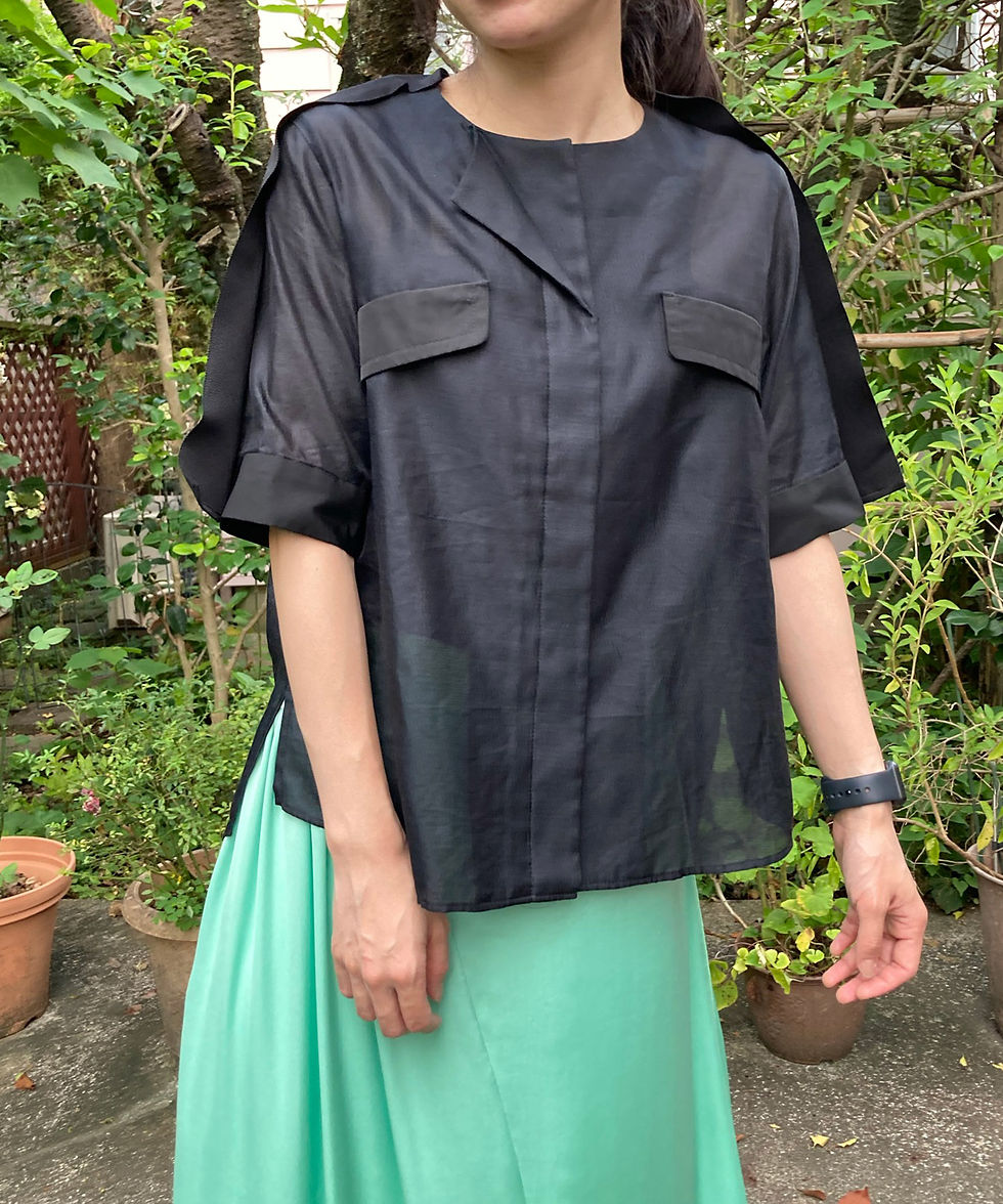 サムネイル： Shoulder line switch blouse