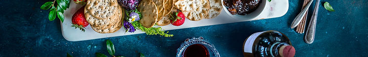 Сыр, ягоды и крекеры