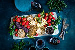 Käse, Beeren und Crackers
