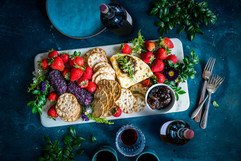 Käse, Beeren und Crackers