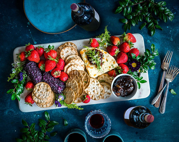 Käse, Beeren und Crackers