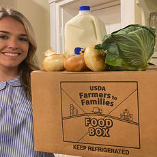 2020 Rogers Scholar Clara Toy distributes food boxes to Bath County families