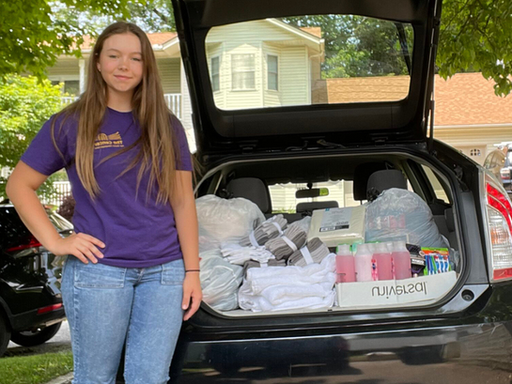 2022 Rogers Scholar Isabel Hensley donates items to domestic violence victims