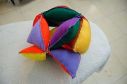 חוה קלפ, כדור לבד צבעוני