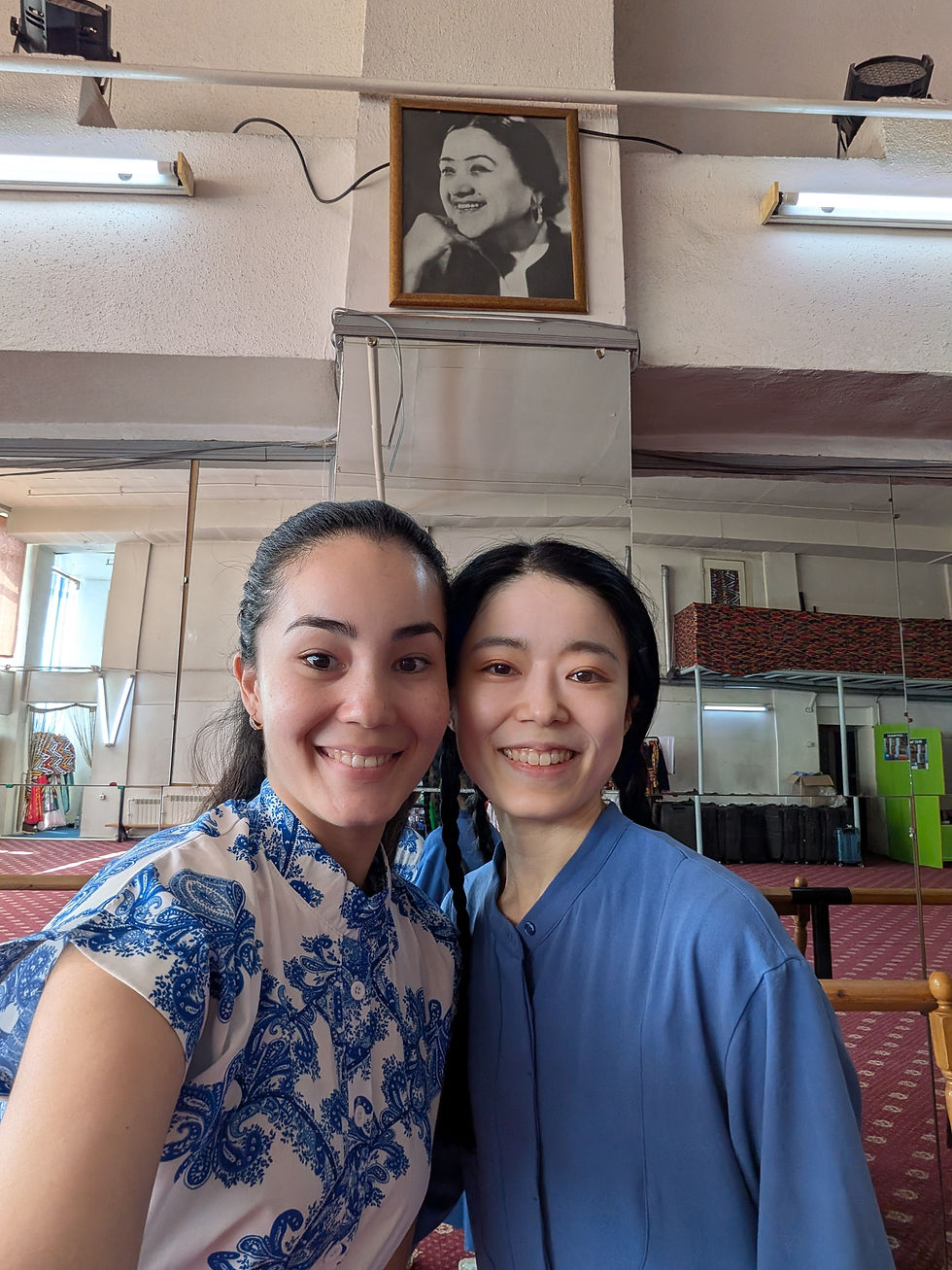 ヨクートホン先生と。後ろの写真の女性が巨匠ムカラム・トゥルグンバエバです。