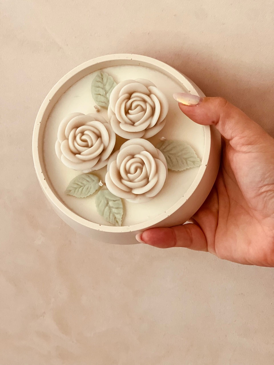Thumbnail: Bovenaanzicht Luna bowl met beige bloemen