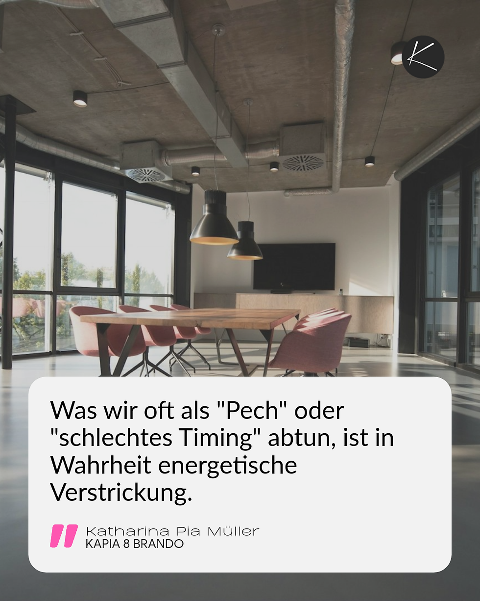 großes modernes Büroloft mit langer Fensterfront und Betonwänden