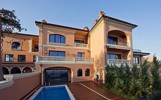 Бетонная балюстрада на фасаде.webp