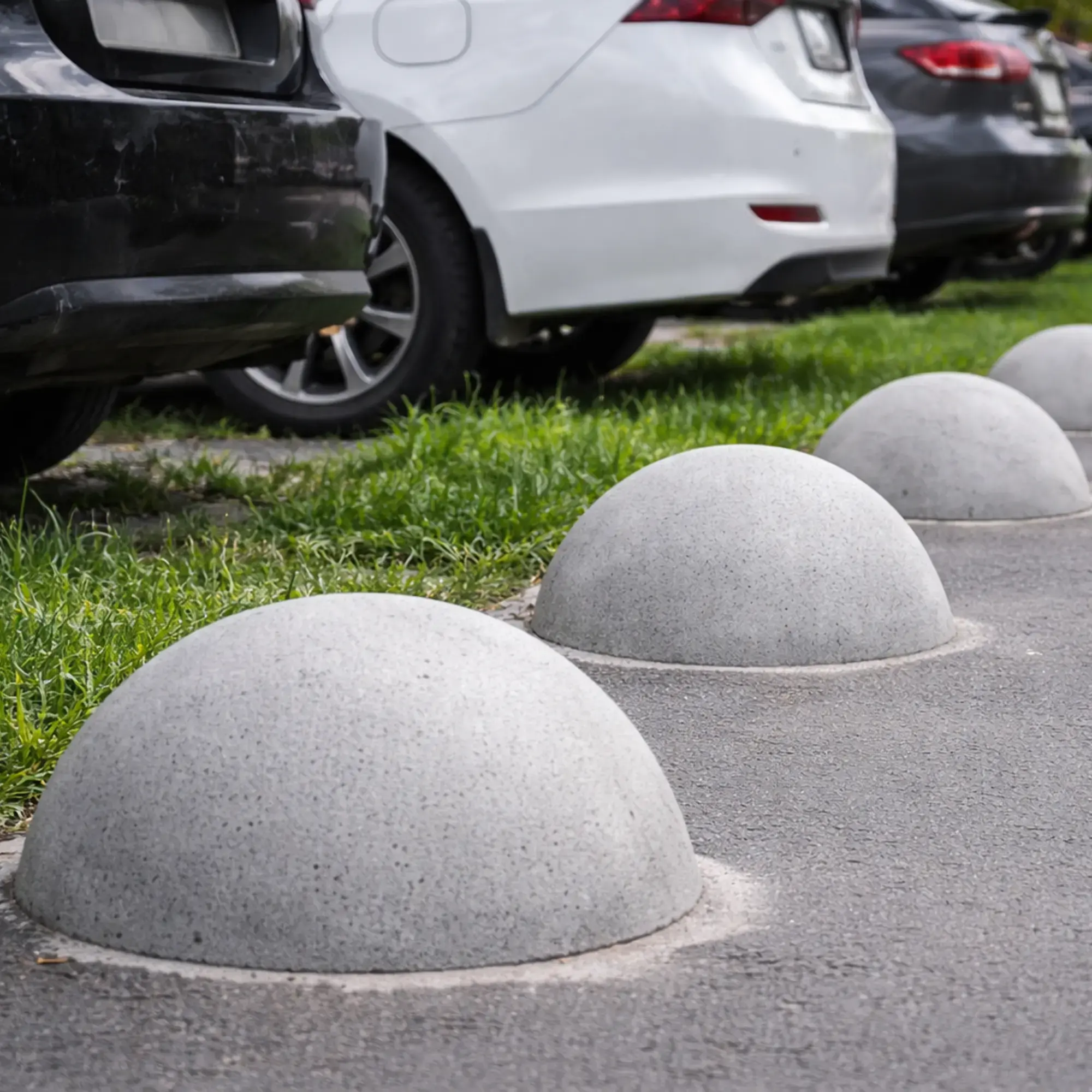 Бетонная антипарковочная полусфера — декоративный ограничитель для тротуаров и парковок.