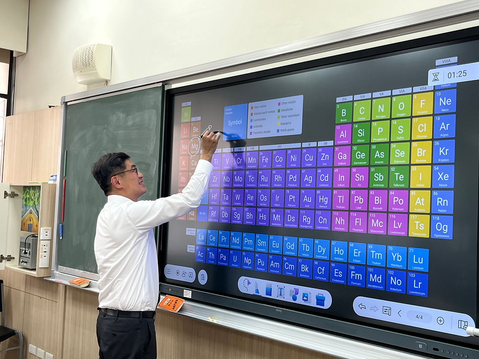 ▲花蓮高中楊校長試用臺南一中數位白板