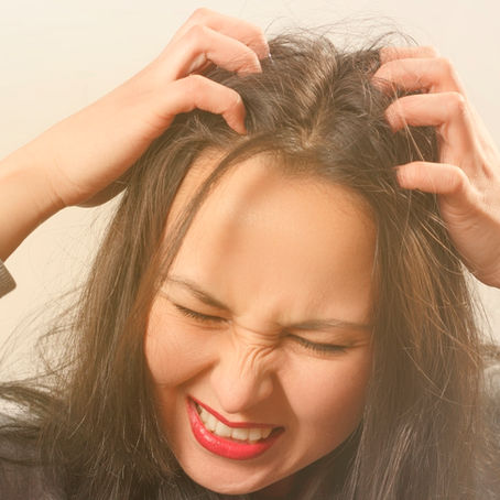 Coceira frequente na cabeça? Entenda o que pode ser.