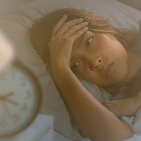 Acordar no meio da noite, às vezes no mesmo horário, é normal?